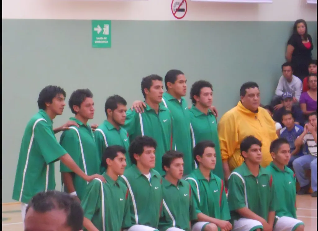 Equipo universitario de básquetbol con pants verde, de la etapa de Universiada.
