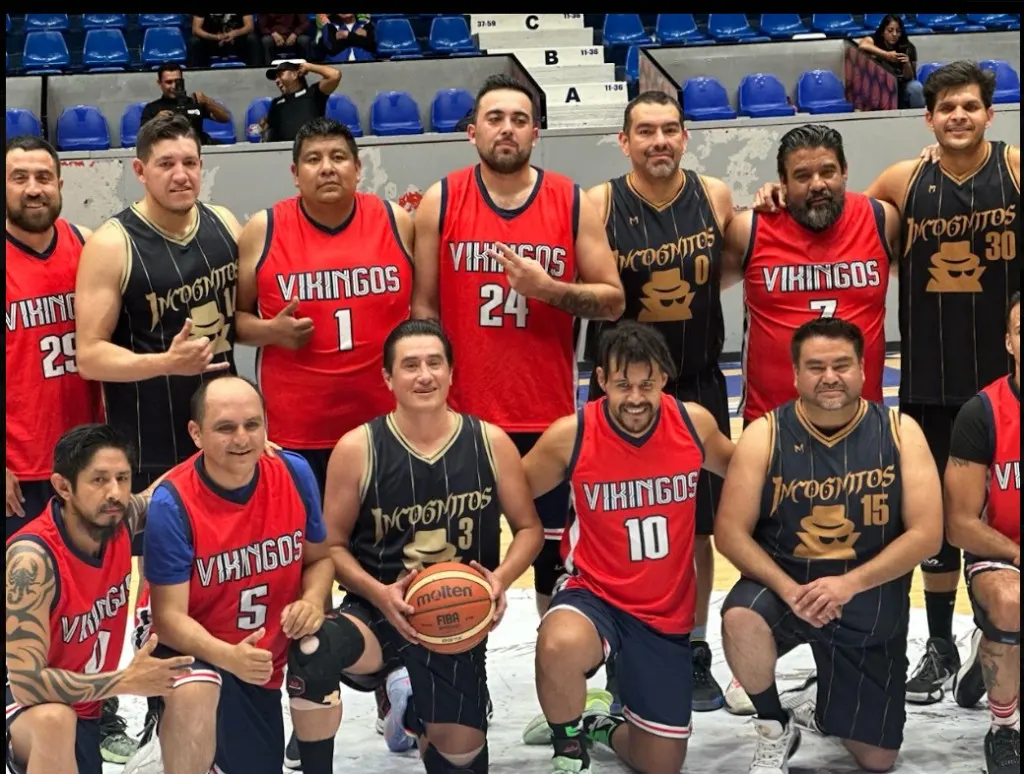 Equipo de maxibaloncesto Vikingos Estado de México en la cancha.