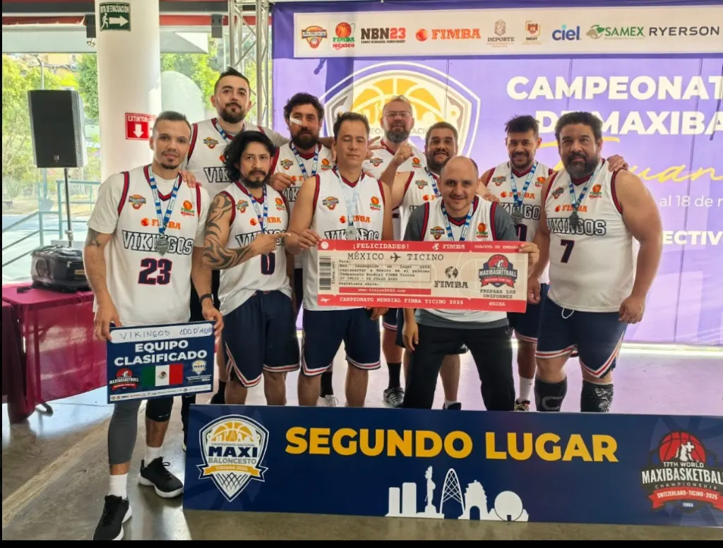 Fotografía del equipo Vikingos Estado de México con la lona de segundo lugar y el boleto de equipo al Campeonato Mundial FIMBA en Ticino, 2025.